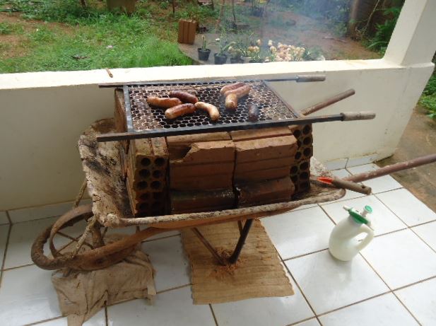 Carrinho de mão no churrasco de pobre