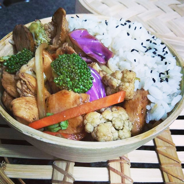 Que tal provar o Chicken Cashew Nuts? Essa delícia estará te esperando nos dias 05 e 06 de Março. Foto: Budhai Food Truck