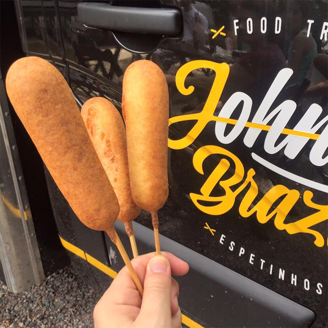 Uma deliciosa salsicha empanada com massa especial do Johnny. Parece coisa de filme, não é? Foto: Johnny Braza