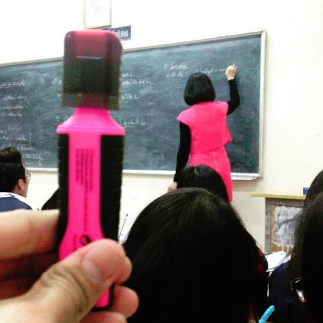 pessoas-vestiram-iguais-objetos-redor (8)