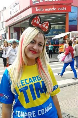 Moça do Chip da Tim condutora da Tocha Olímpica em Ponta Grossa