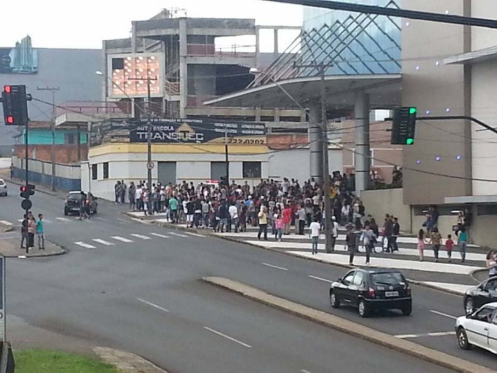 Domingo é dia de rolezinho no shopping