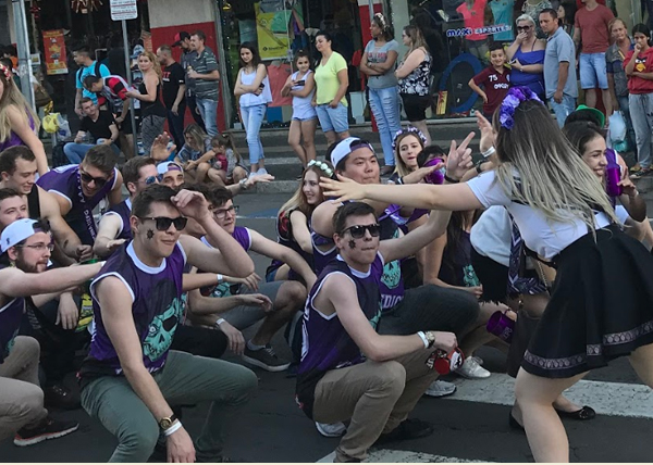 Agachar e pular já basta pra se divertir