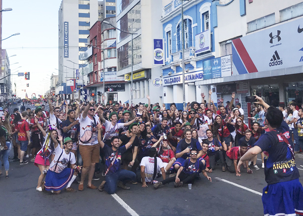 O Bloco da Atlética Los Bravos fez sucesso no desfile
