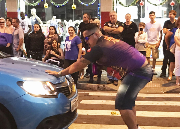 Cenas inusitadas como este cara tentando parar o carro aos berros