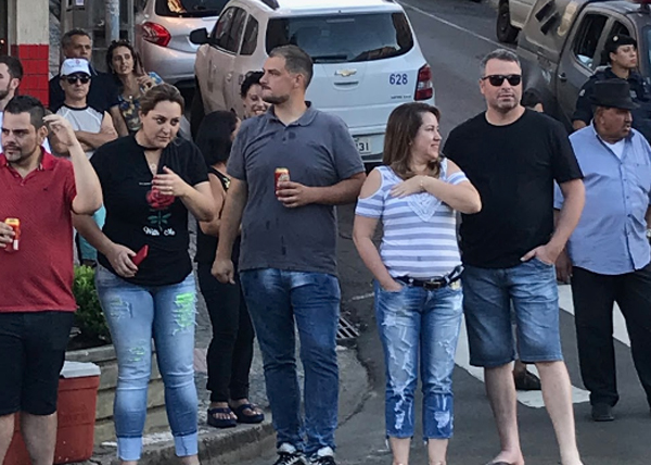Se você não quer ser molhado de cerveja, fique longe dos foliões com canecas cheias