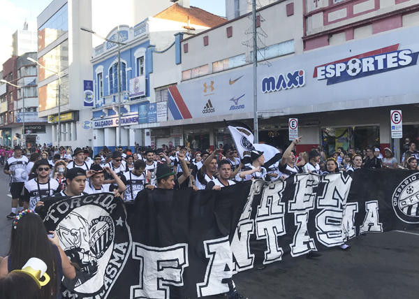 O Bloco Trem Fantasma mostrou como a torcida do Operário sabe curtir uma festa