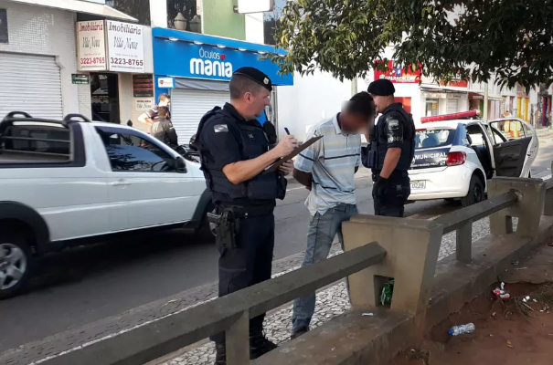 Esqueceu o Facebook aberto no postinho que invadiu.