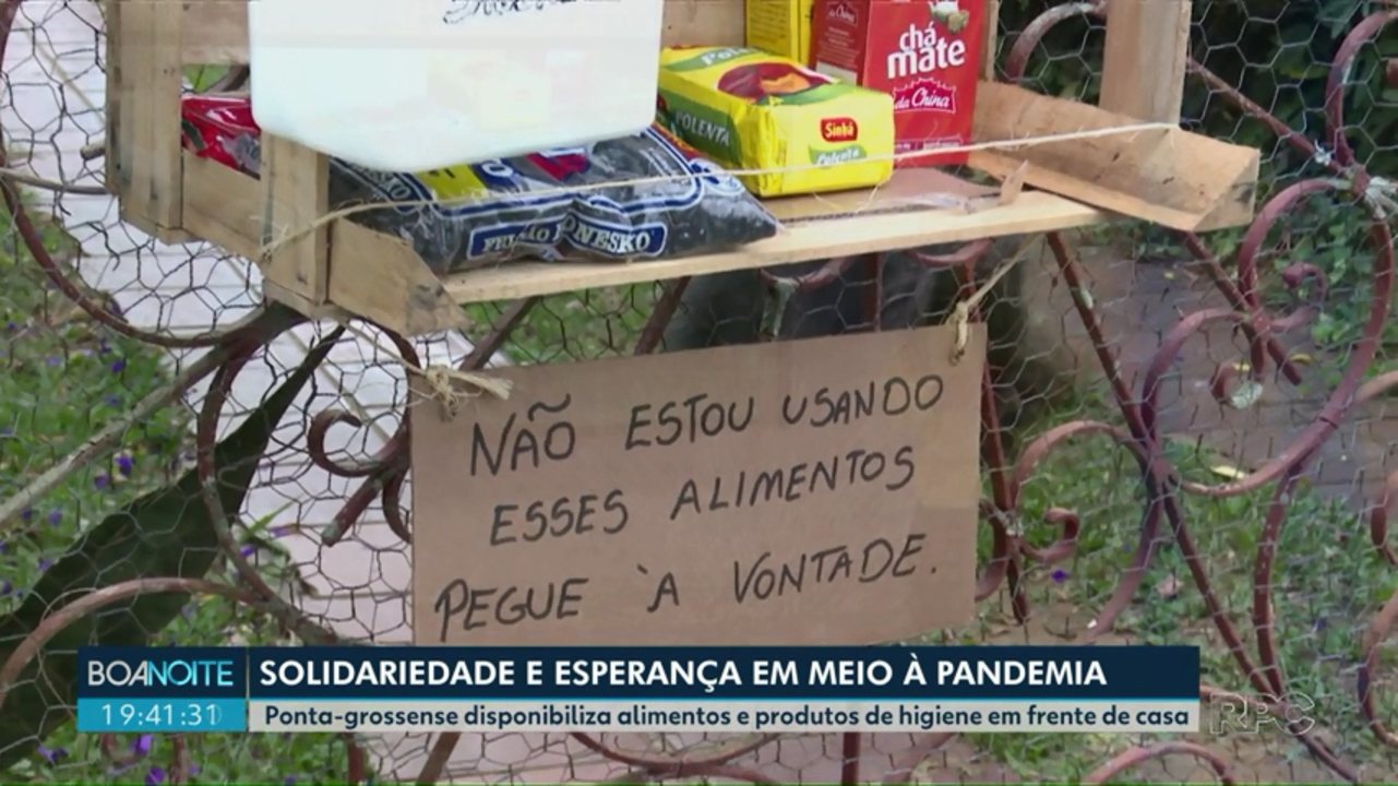 Ponta-grossense disponibiliza alimentos e produtos de higiene em frente de casa