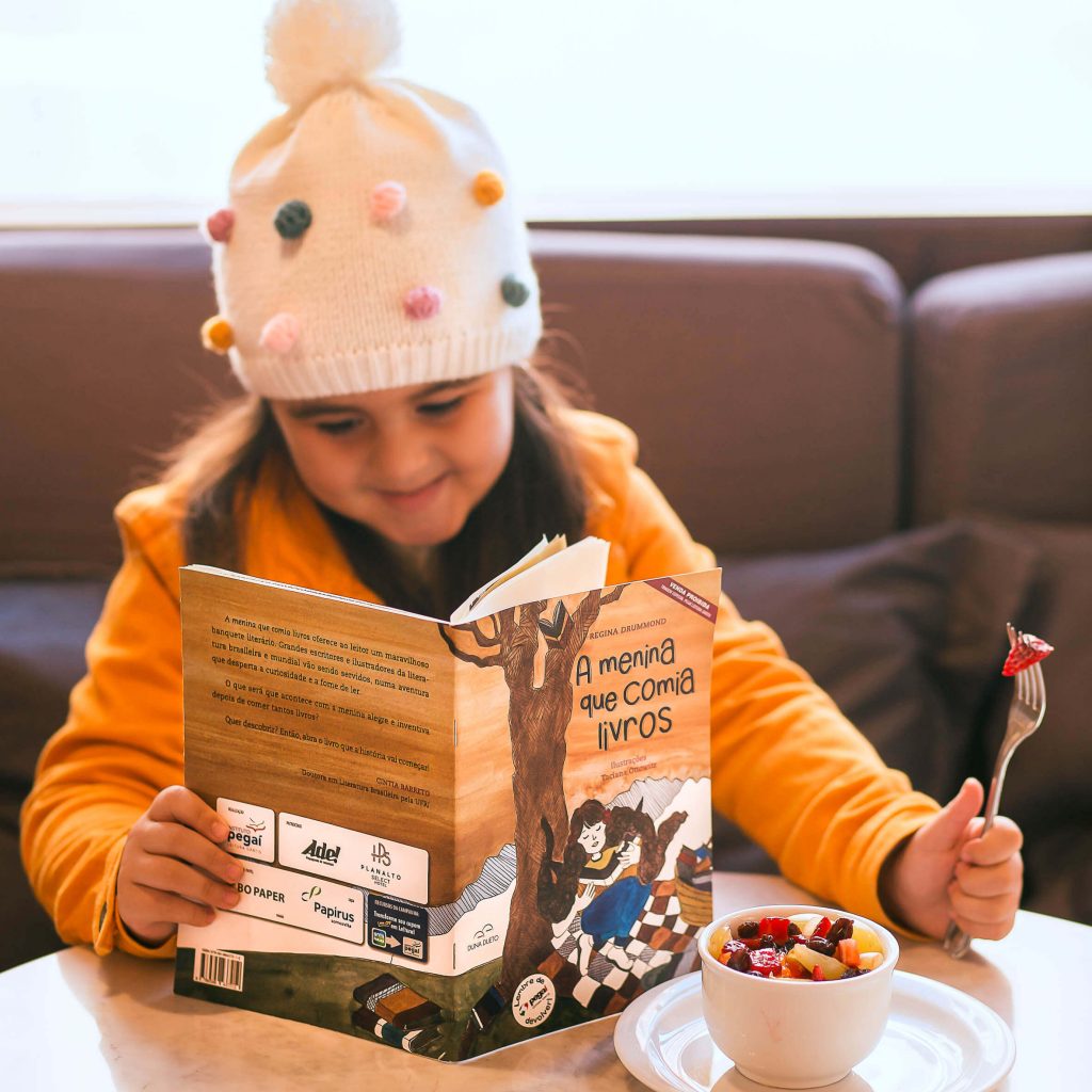 A menina que comia livros' oferece ao leitor um maravilhoso banquete literário.