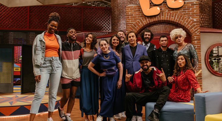 Da esquerda para a direita, Noemia Oliveira, Yuri Marçal, Flavia Reis, Clarice Falcão, Bruna Louise, Estevam Nabote, Tom Cavalcante, Diogo Defante, Igor Guimarães, Nany People, sentados estão Thiago Ventura e Marlei Cevada