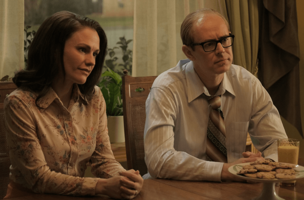 Anna Paquin e Colin Hanks em A Friend of the Family - Divulgação: Universal+