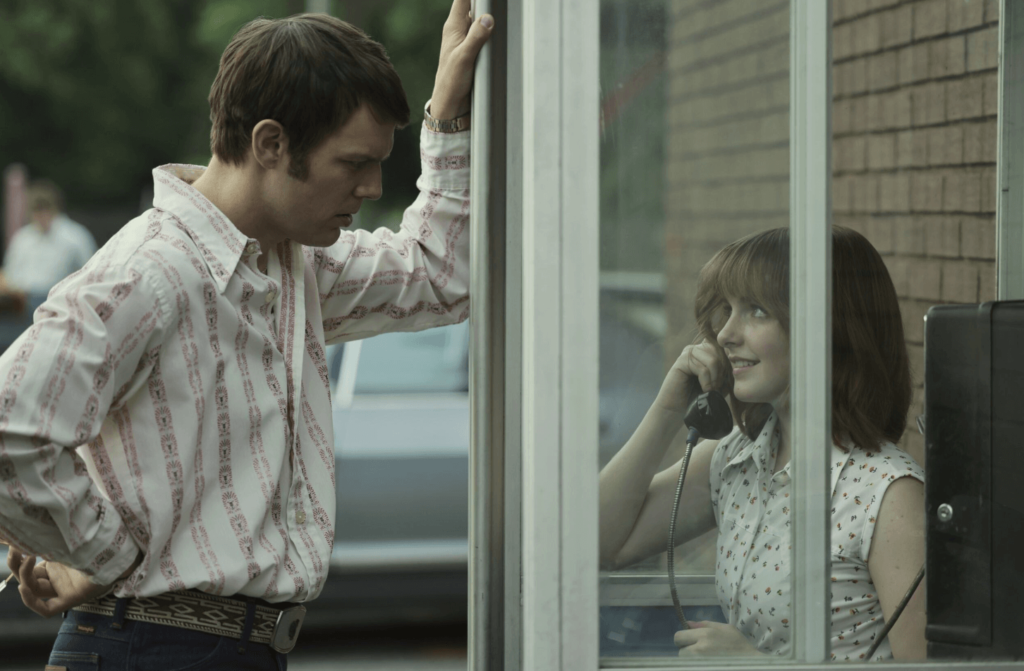 Mckenna Grace e Jake Lacy em A Friend of the Family - Divulgação: Universal+