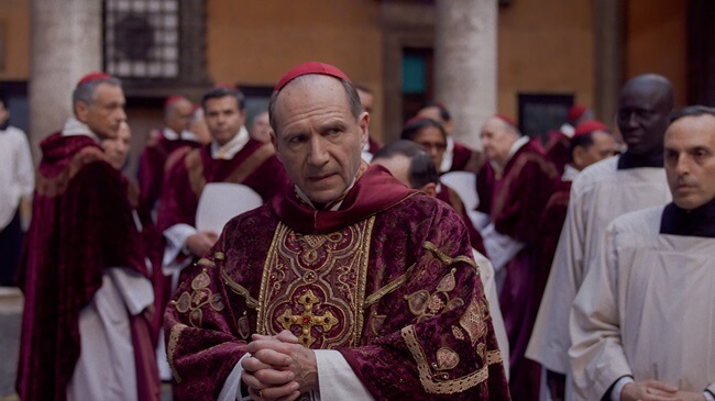 CONCLAVE acompanha o Cardeal Lawrence (Fiennes), que se vê a contragosto encarregado de coordenar a eleição do novo líder da Igreja, após a morte inesperada do antigo Sumo Pontífice.