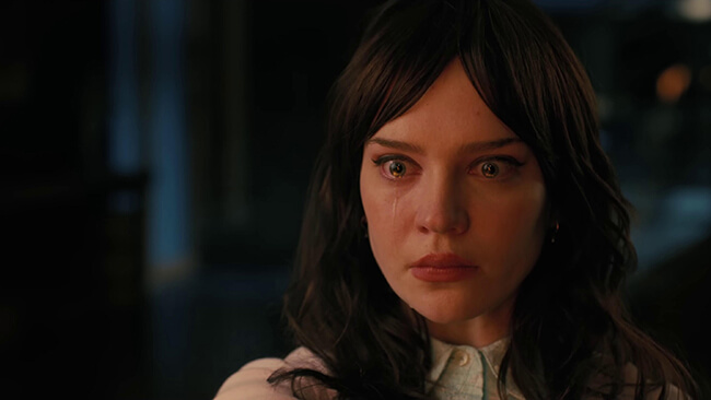 Sophie Thatcher em Acompanhante Perfeita leia a crítica completa