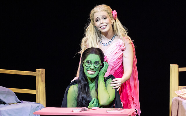 João Caldas Filho/DivulgaçãoWicked, com Myra Ruiz (Elphaba) e Fabi Bang (Glenda), está em cartaz no Teatro Renault, em São Paulo
