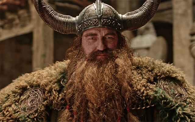 Gerard Butler retorna como Stoico, o pai que precisa aceitar que o filho tem um caminho diferente. Menos espada, mais coração. E tudo bem.