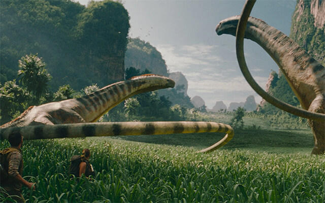 Titanossauros gigantes no vale tropical são observados pela equipe em Jurassic World: Recomeço