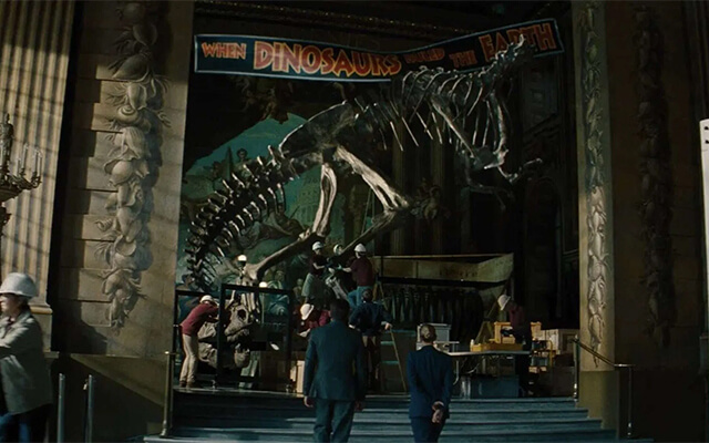 Museu de história natural exibe esqueleto de dinossauro em cena nostálgica de Jurassic World: Recomeço