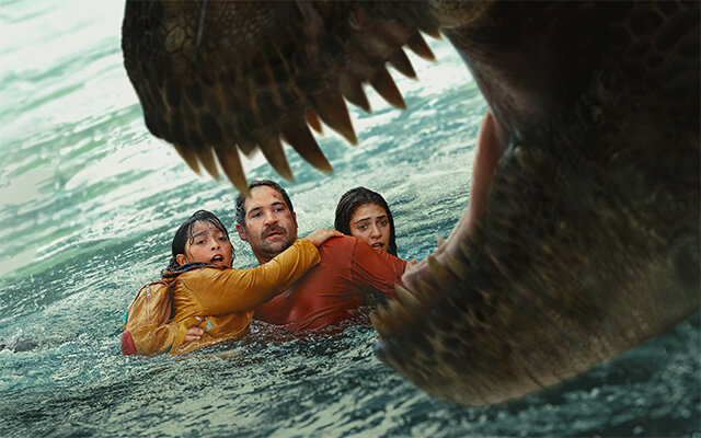 Família Delgado tenta escapar de dinossauro aquático em cena de suspense no filme Jurassic World: Recomeço
