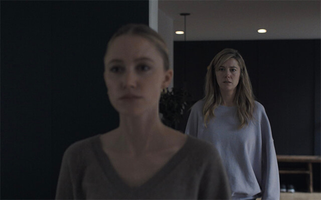 A Mão que Balança o Berço: remake com Maika Monroe e Mary Elizabeth Winstead ganha trailer