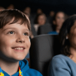 Cinema para TEA: entre iniciativas sociais e leis no Brasil