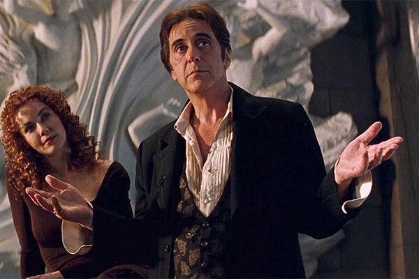 Al Pacino vive John Milton, sendo este último considerado por muitos críticos um dos grandes vilões do cinema contemporâneo