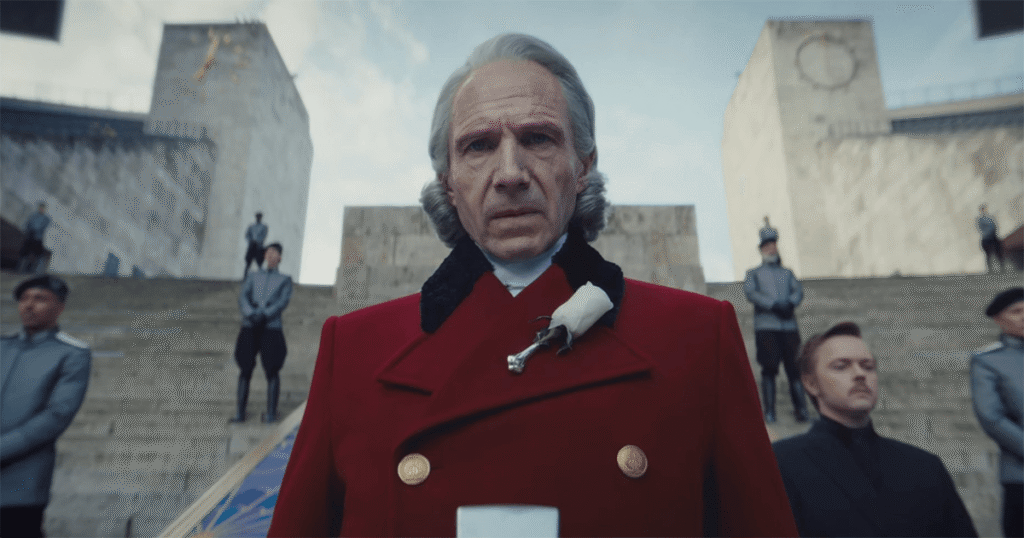 Ralph Fiennes como Presidente Snow