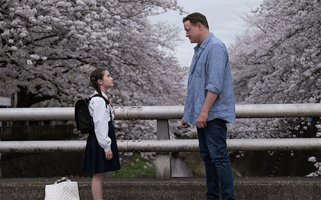 Ele aceitou fingir ser pai de uma desconhecida em Tóquio