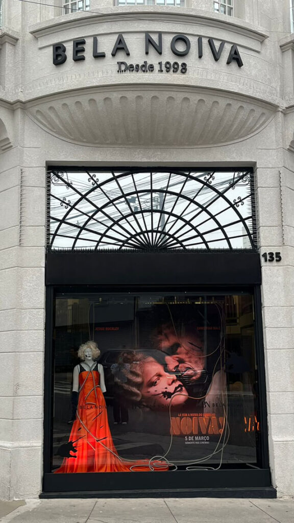 O cenário transforma a vitrine da loja em um ponto de curiosidade para moradores, visitantes e fãs do universo da produção.