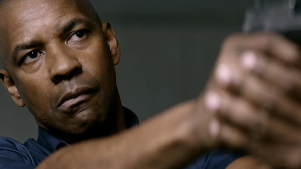 Denzel Washington interpreta Robert McCall no filme O Protetor, produção de ação dirigida por Antoine Fuqua.