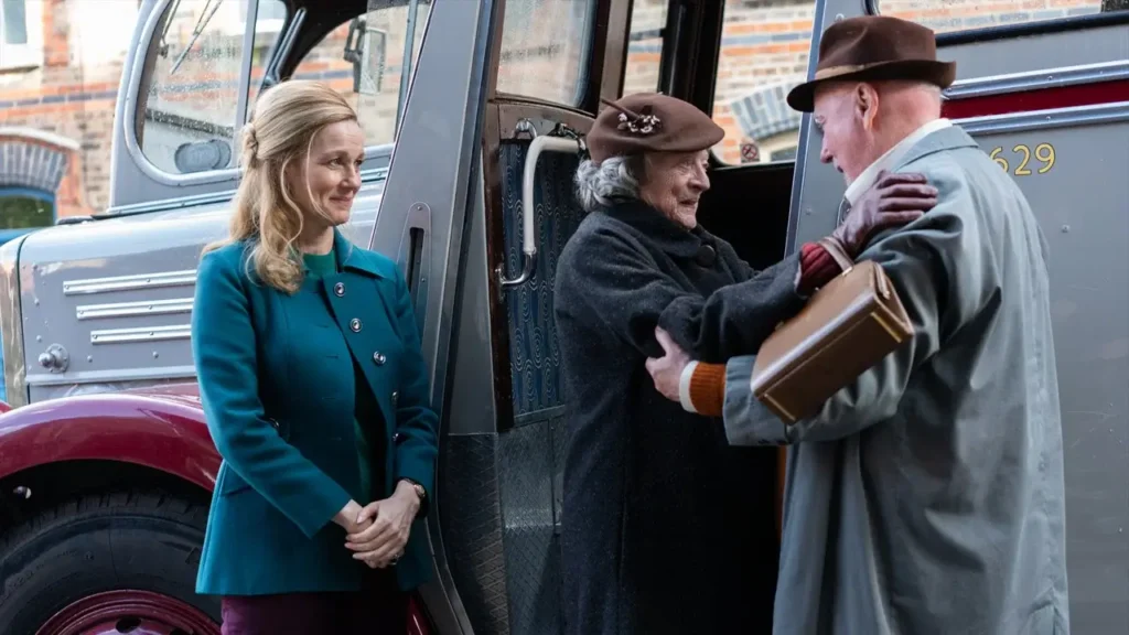 Maggie Smith, Kathy Bates, Laura Linney e Agnes O'Casey estrelam O Clube dos Milagres, comédia dramática sobre perdão, reencontros e esperança.