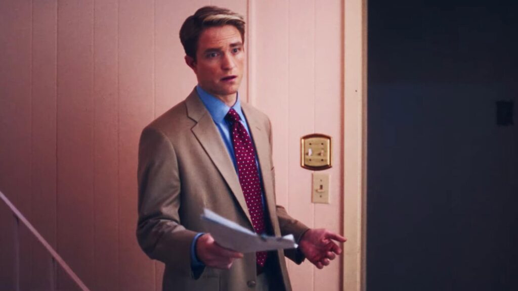     Robert Pattinson interpreta Chris Hansen em Primetime, thriller psicológico da A24 inspirado em acontecimentos reais.    Foto: Divulgação/A24.