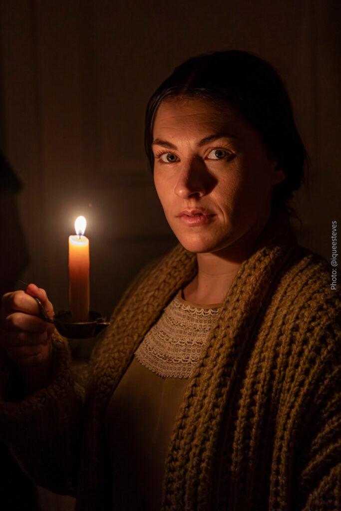 Jamie Hughes como Leah Fox